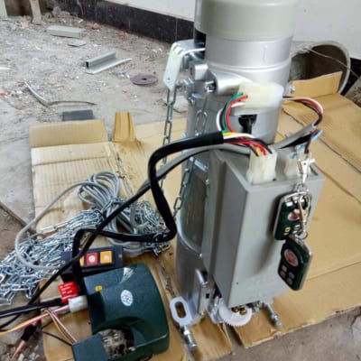 Thiết bị cửa cuốn hư hỏng