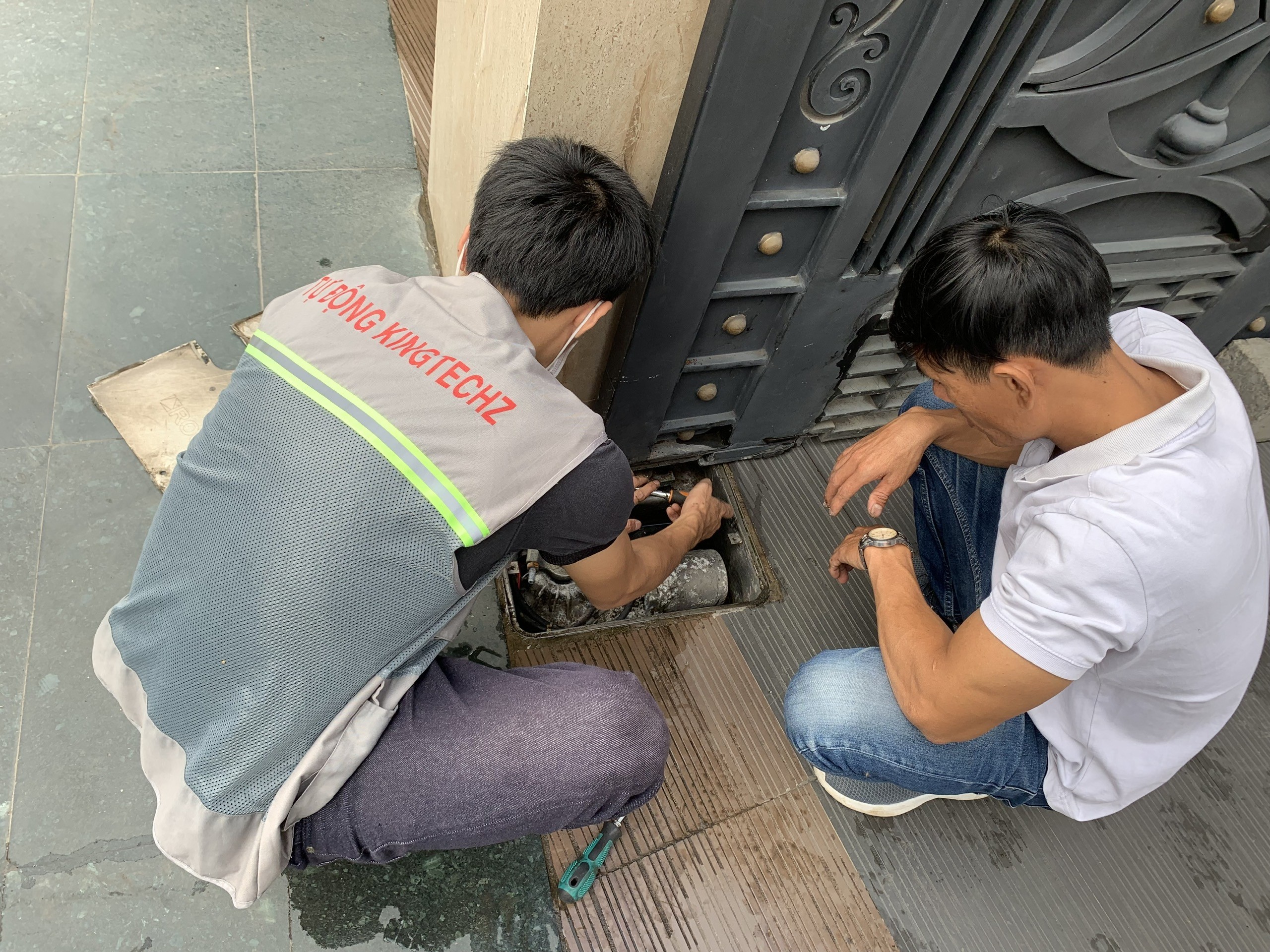 bạn thợ sửa cửa cuốn tại nhà khách pleiku gia lai